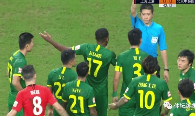  德甲裁判判罚引发争议，VAR技术改变比赛走向  